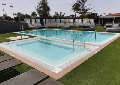 Piscina de bungalows construida por Piscinas Zuritas