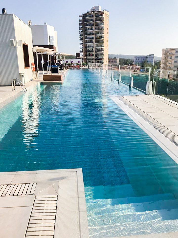 Piscina de bungalows construida por Piscinas Zuritas